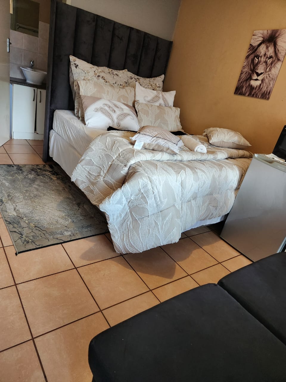 Room with lion picture