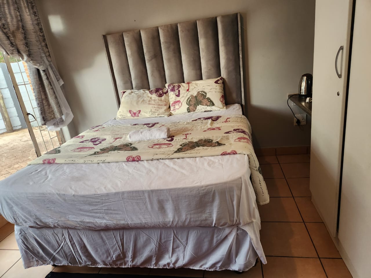 Room with pink headboard